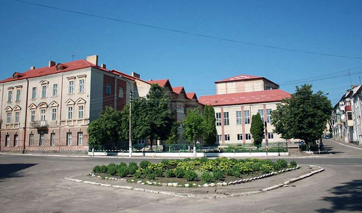 Золочівську міськраду через суд зобов'язали облаштувати біля кожної школи пішохідні переходи