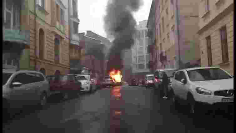 У центрі Львова згорів автомобіль