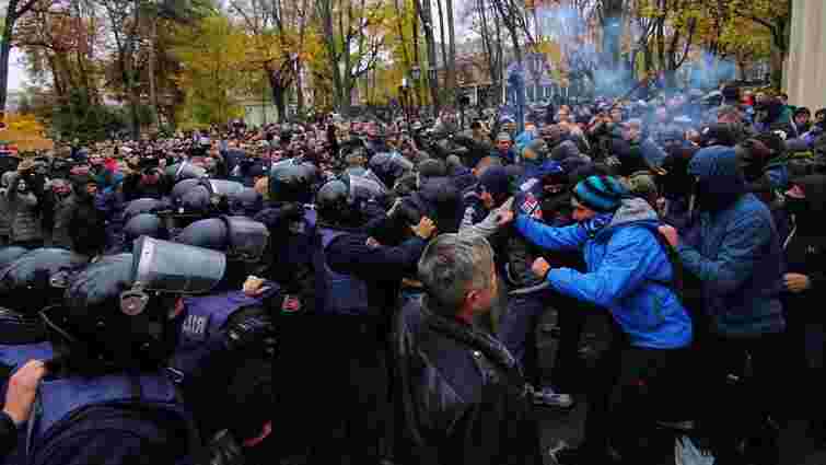 Десять поліцейських дістали травм у зіткненнях з протестувальниками в Одесі