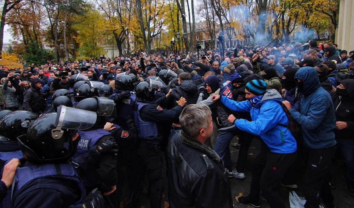 Десять поліцейських дістали травм у зіткненнях з протестувальниками в Одесі