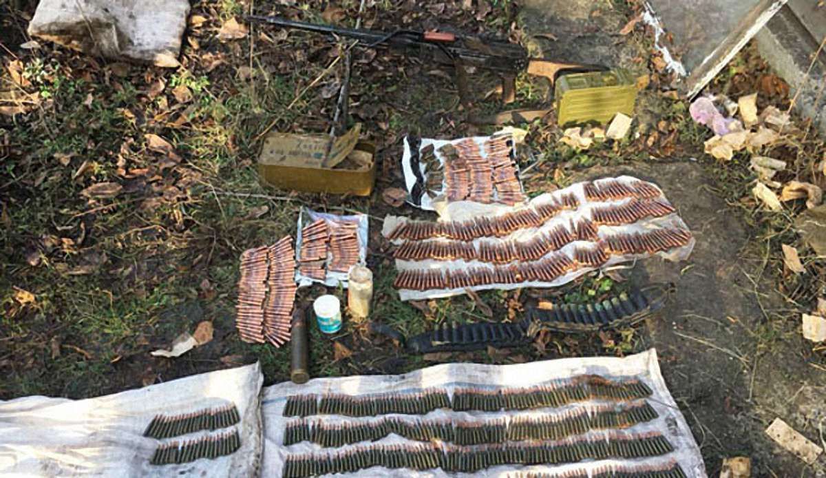 Поліцейські вилучили у мешканця Донеччини російський кулемет і наркотики