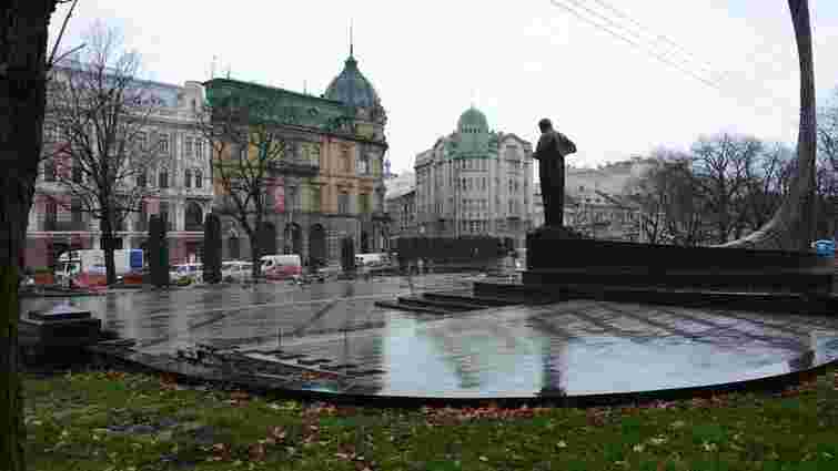 Реконструкцію площі біля пам’ятника Шевченку завершать на початку грудня