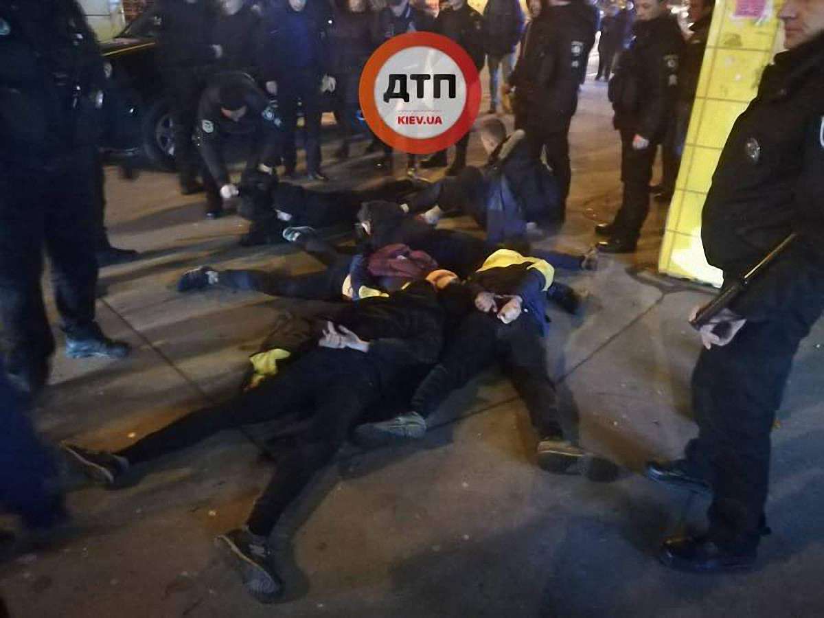 В Києві протестувальники з сокирами погромили лотерейні кіоски