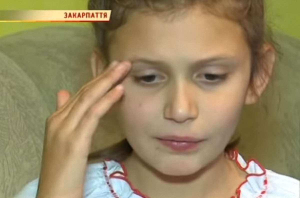 На Закарпатті батьки вимагають звільнити вчительку, яка намалювала на чолі учениці трійку
