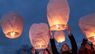 У Львові запустили небесні ліхтарики як символ Небесної Сотні. Фото дня 
