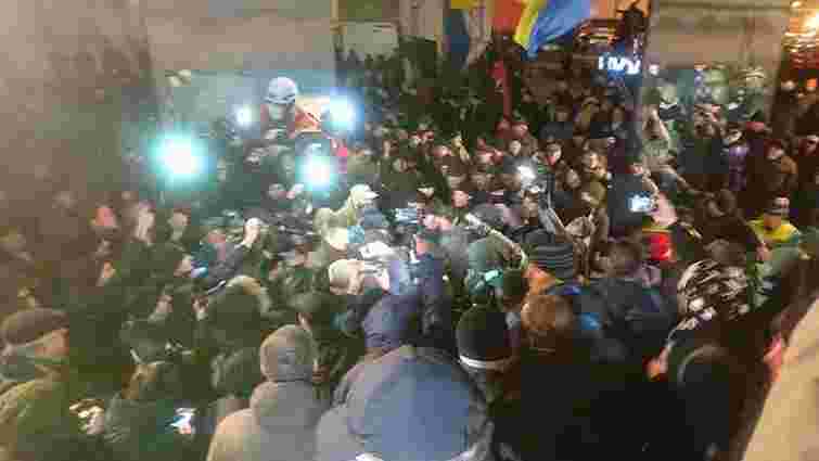 На Майдані в Києві під час встановлення наметів між активістами і поліцією сталася штовханина