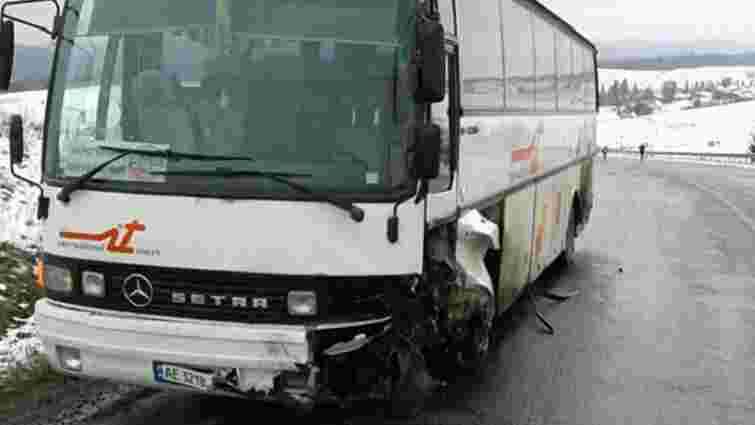 Унаслідок ДТП з туристичним автобусом на Сколівщині загинули двоє людей