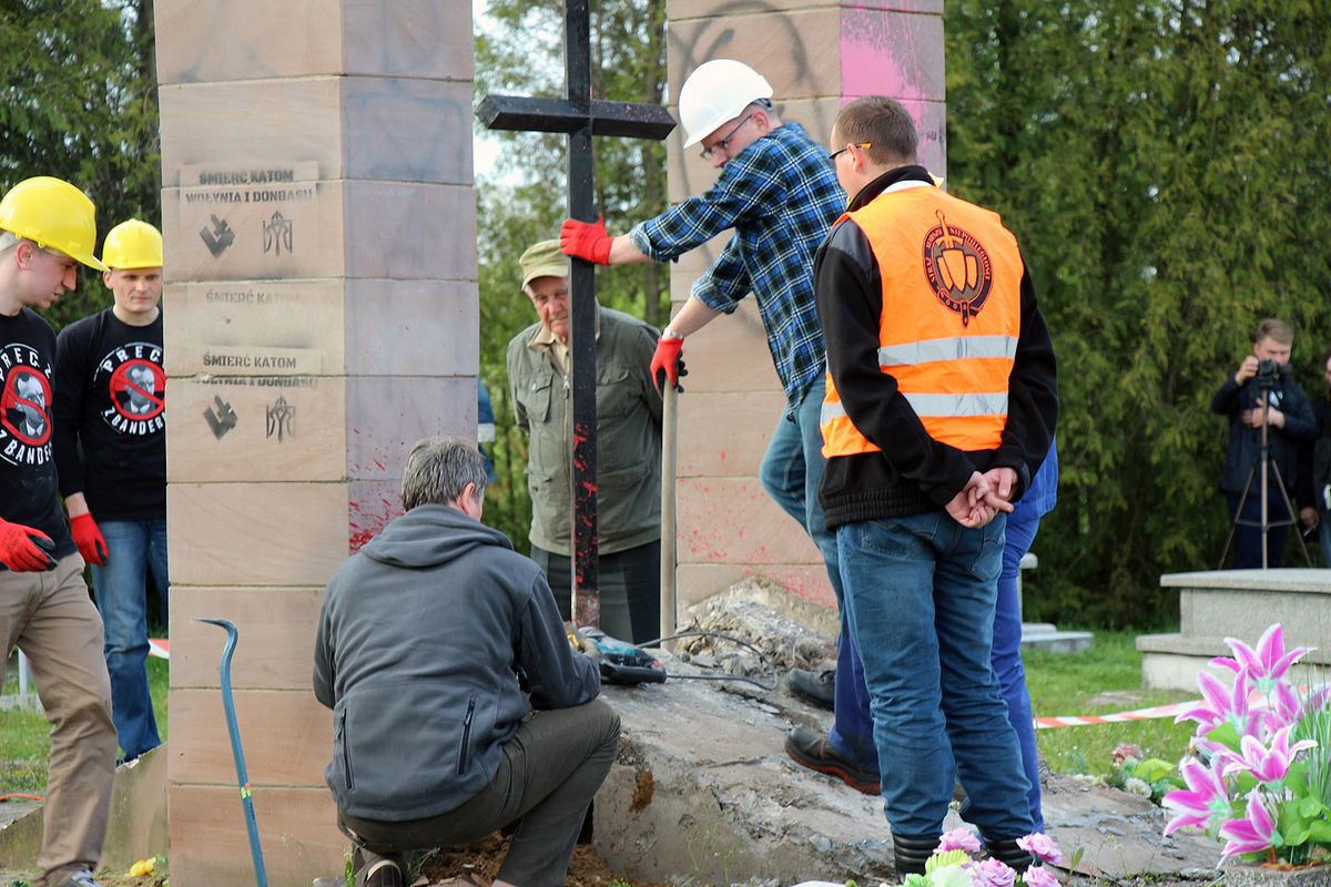 Уламки зруйнованого у Польщі пам'ятника воякам УПА використали для мощення доріг