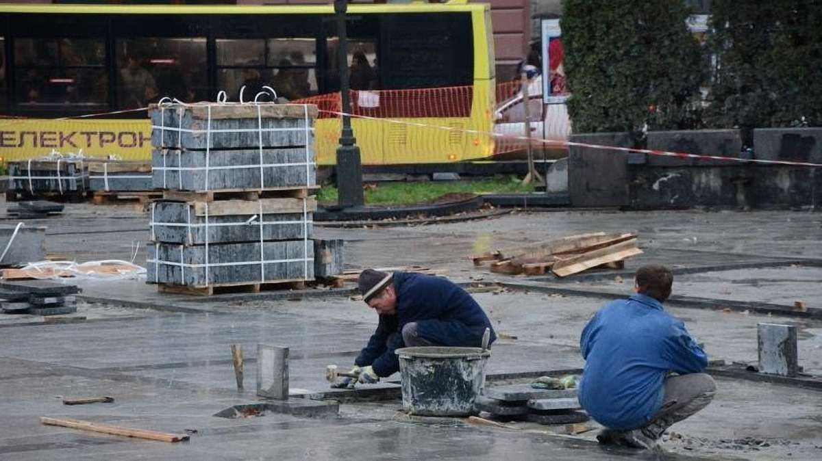Тротуари на площі біля пам'ятника Шевченкові у Львові відремонтують наступного року