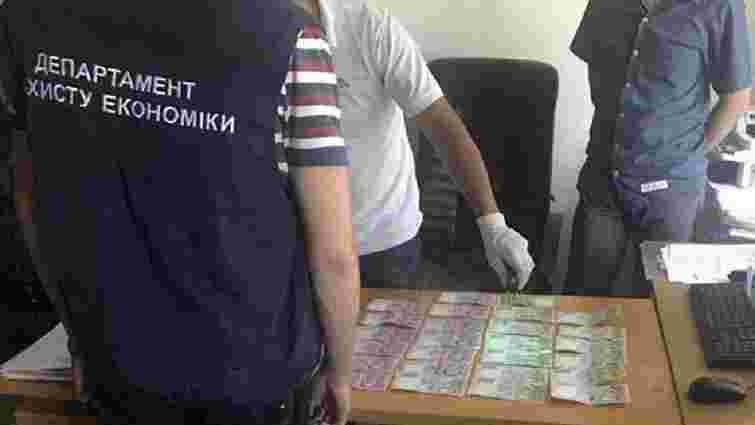 Головного спеціаліста одного із відділів ДМС Львова оштрафували за хабар на ₴13,6 тис.