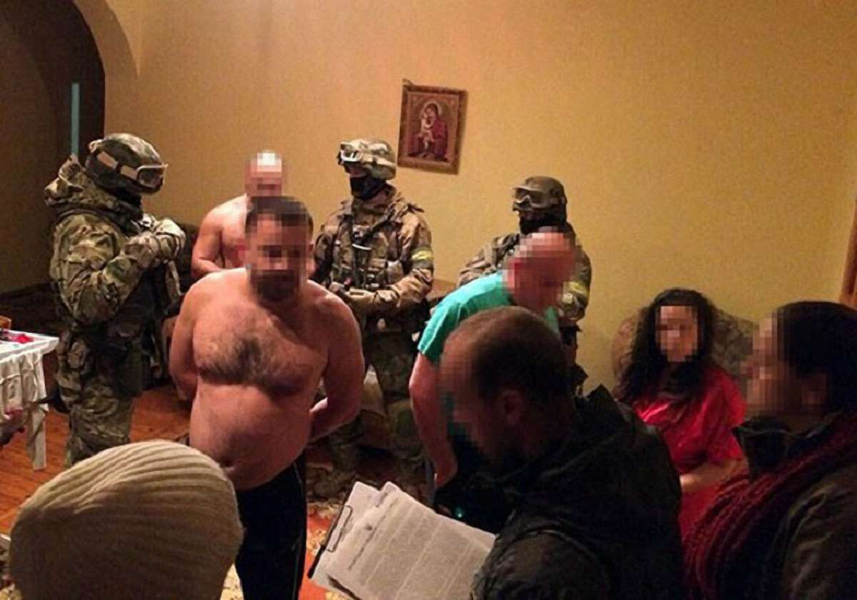 12 жителів Чернівецької області затримали за викрадення елітних автомобілів у Німеччині
