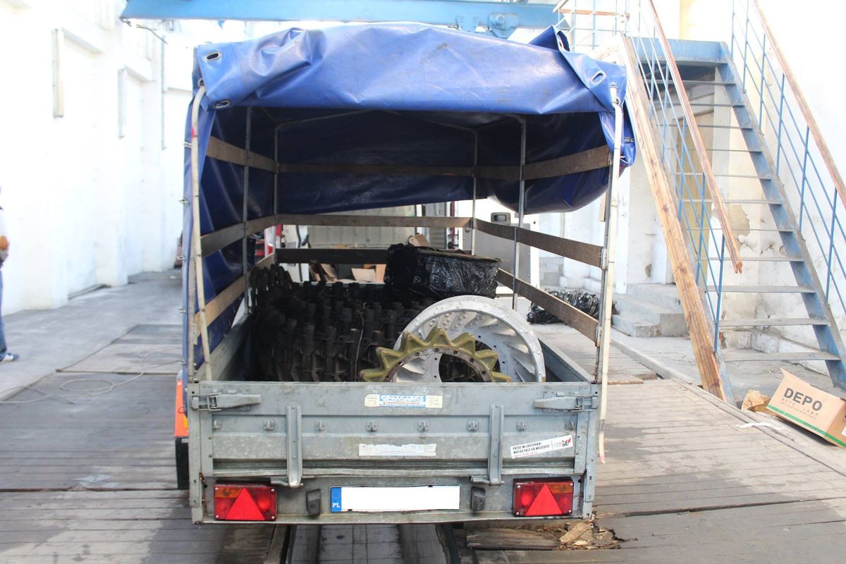 На Львівщині через спробу вивезти запчастини до бронетехніки затримали громадянина Польщі