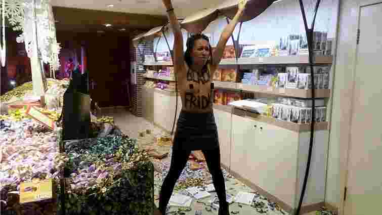 Активістка Femen влаштувала погром у крамниці Roshen на Хрещатику