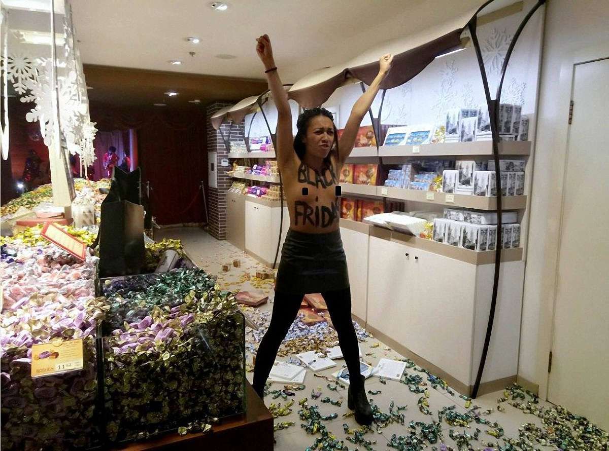 Активістка Femen влаштувала погром у крамниці Roshen на Хрещатику