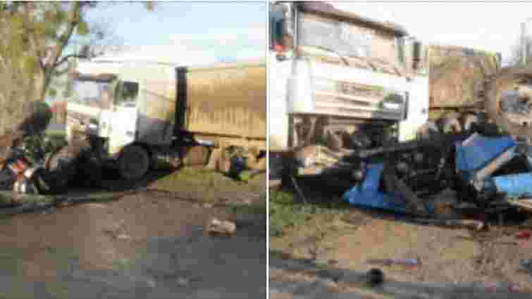 На Золочівщині тракторист отримав травми через зіткнення з вантажівкою
