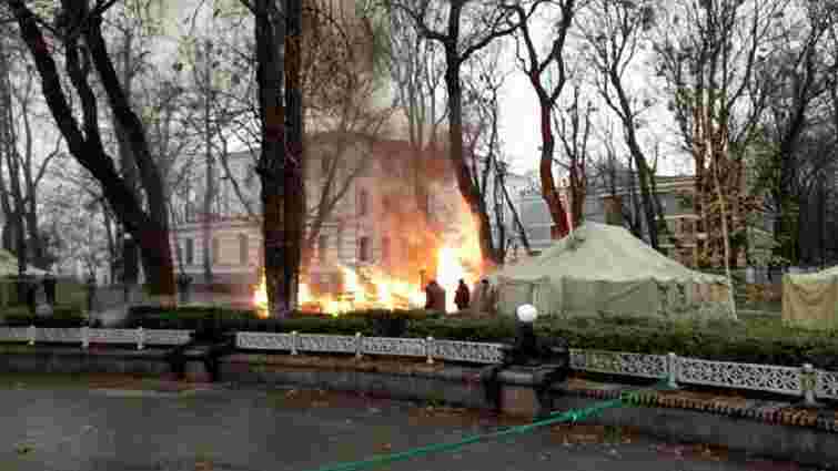 У Маріїнському парку в Києві згорів намет протестувальників