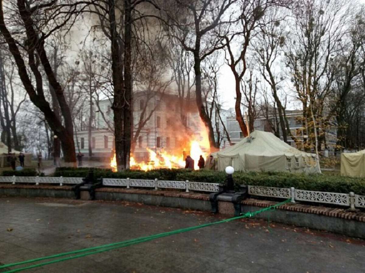 У Маріїнському парку в Києві згорів намет протестувальників