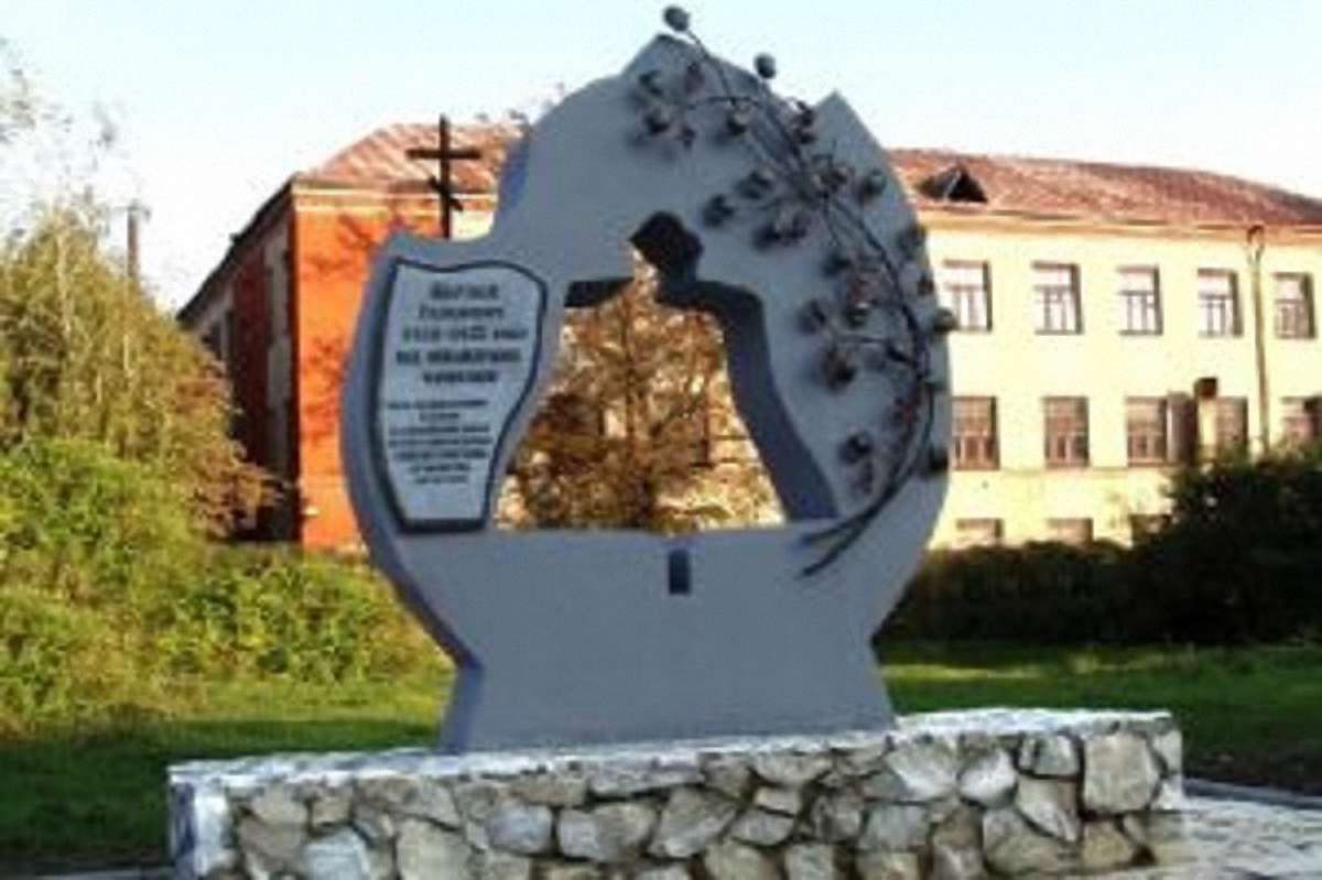 Невідомі облили мастилом пам'ятник жертвам Голодомору в Конотопі