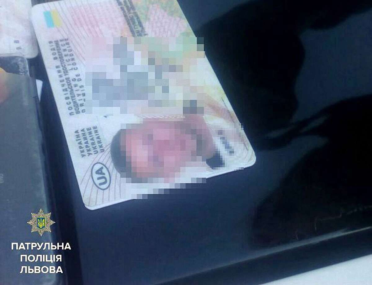Львівські патрульні виявили у 27-річного чоловіка три посвідчення водія