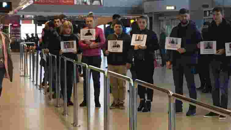 У міжнародних аеропортах відбулася акція на підтримку ув'язненого в Росії Кольченка