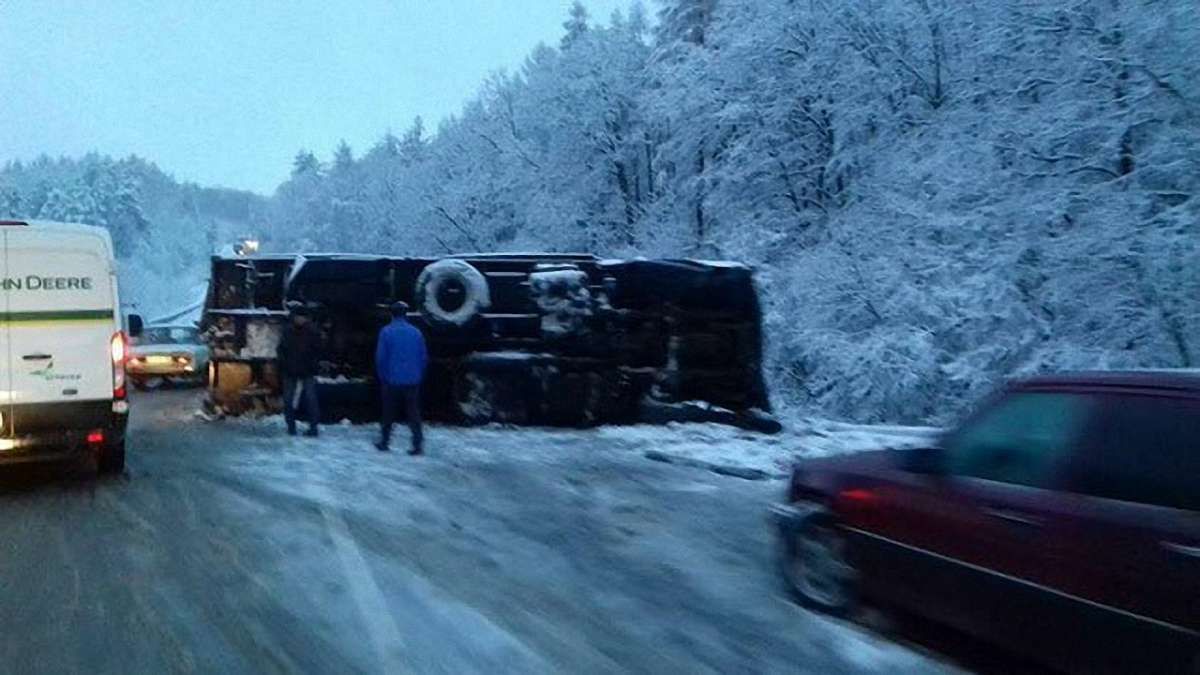 На трасі Львів – Івано-Франківськ перекинулася вантажівка