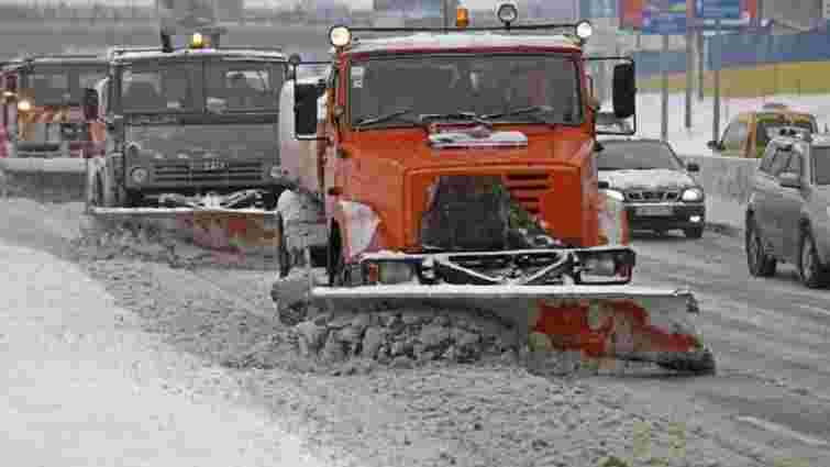 Через негоду на дорогах Львівщини працювало 66 снігоприбиральних машин