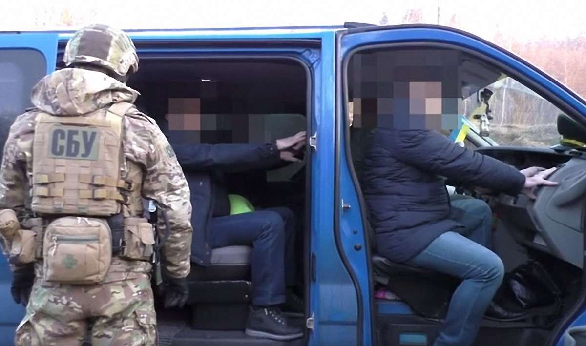 Двох працівників митного поста «Смільниця» затримали на хабарі