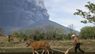 На Балі виверження вулкану заблокувало в аеропорту 60 тисяч туристів. Фото дня
