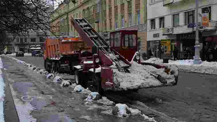 Зранку вулиці Львова від снігу прибирали 23 спецмашини