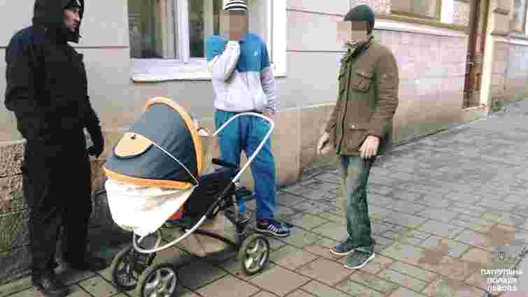 У центрі Львова затримали двох чоловіків, які везли у дитячому візку сумку з металом