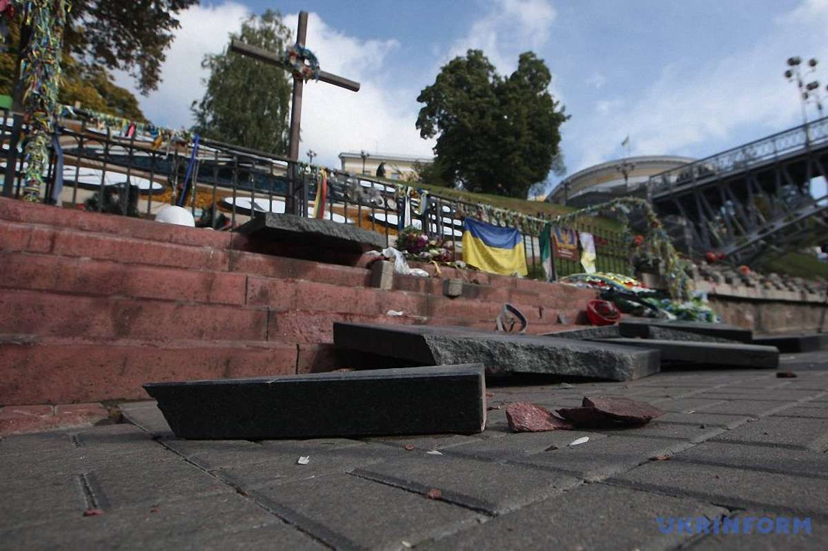 За пошкодження меморіалу Небесній сотні у Києві кримчанина засудили на чотири місяці