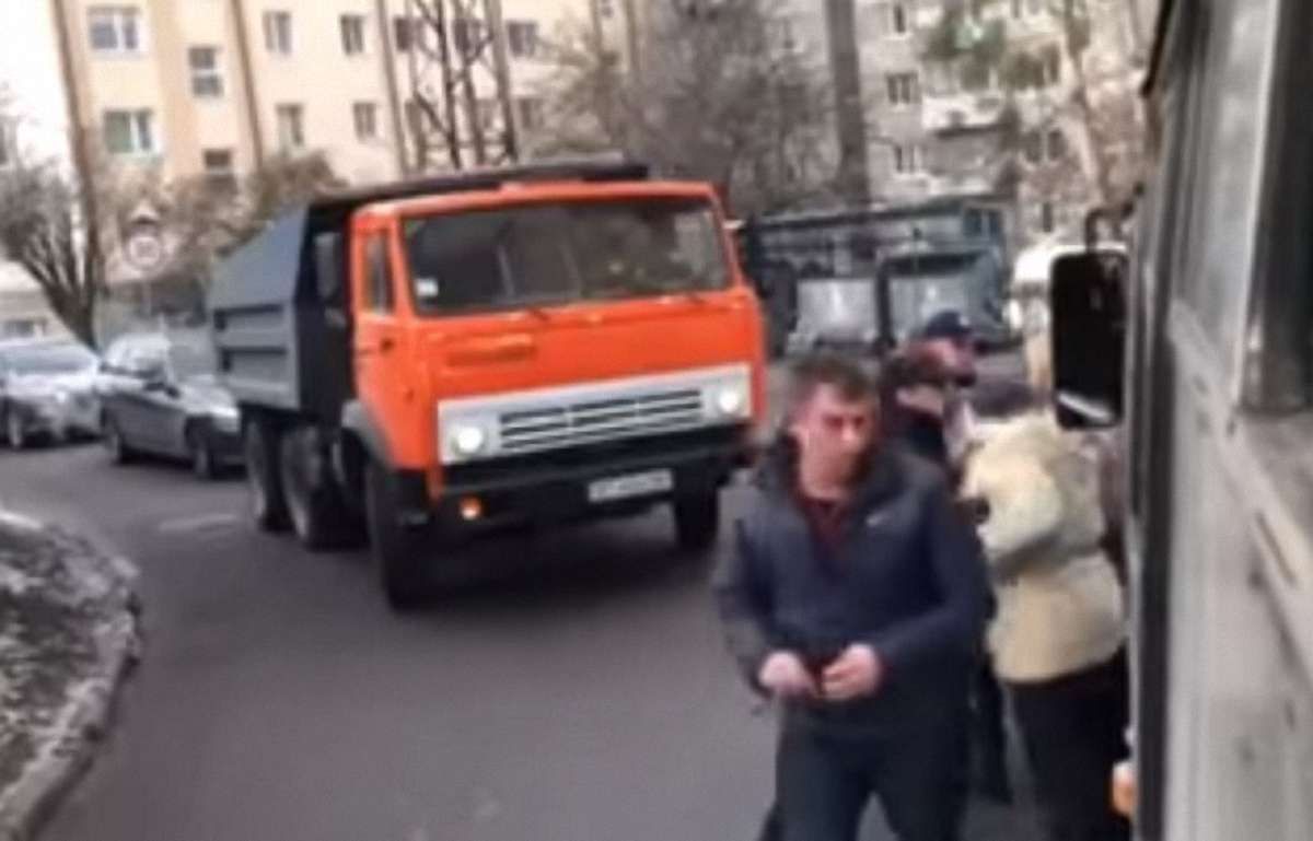 У Львові призначили службову перевірку щодо поліцейського, який штовхнув жінку