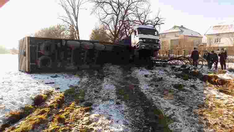 На трасі Київ-Чоп внаслідок ДТП перекинулася вантажівка
