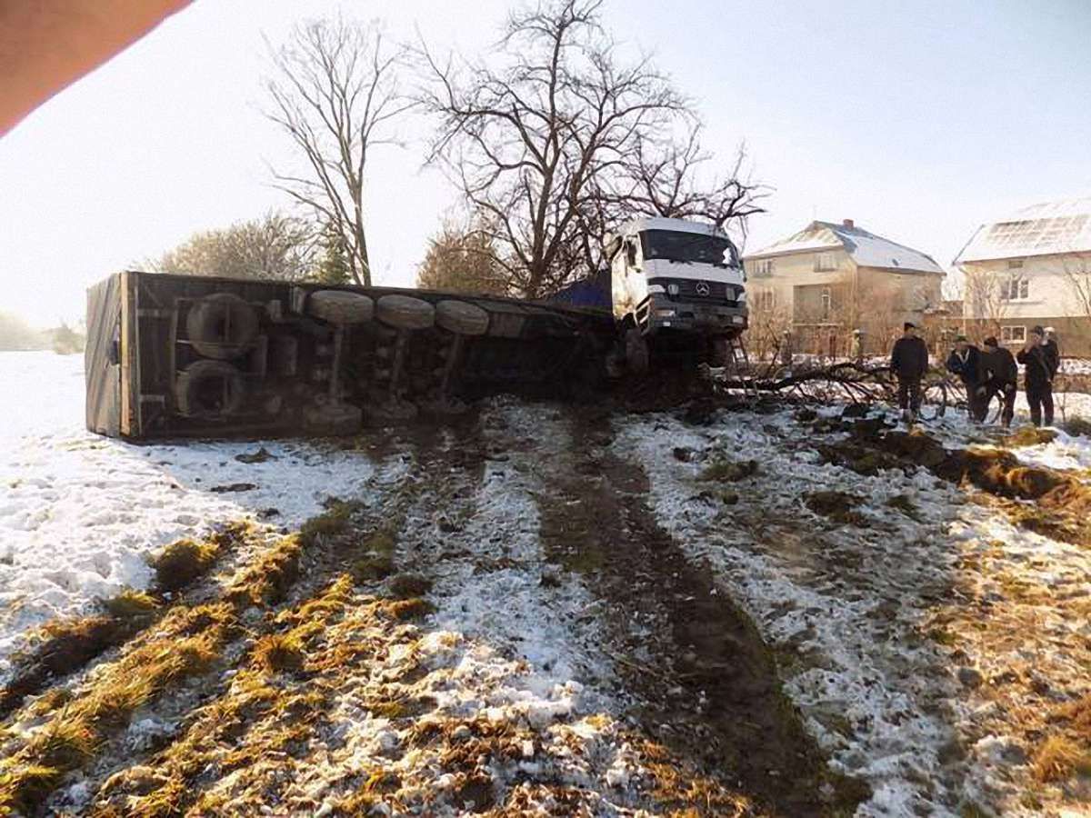 На трасі Київ-Чоп внаслідок ДТП перекинулася вантажівка