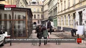 У центрі Львова досі не демонтували майже десяток літніх майданчиків