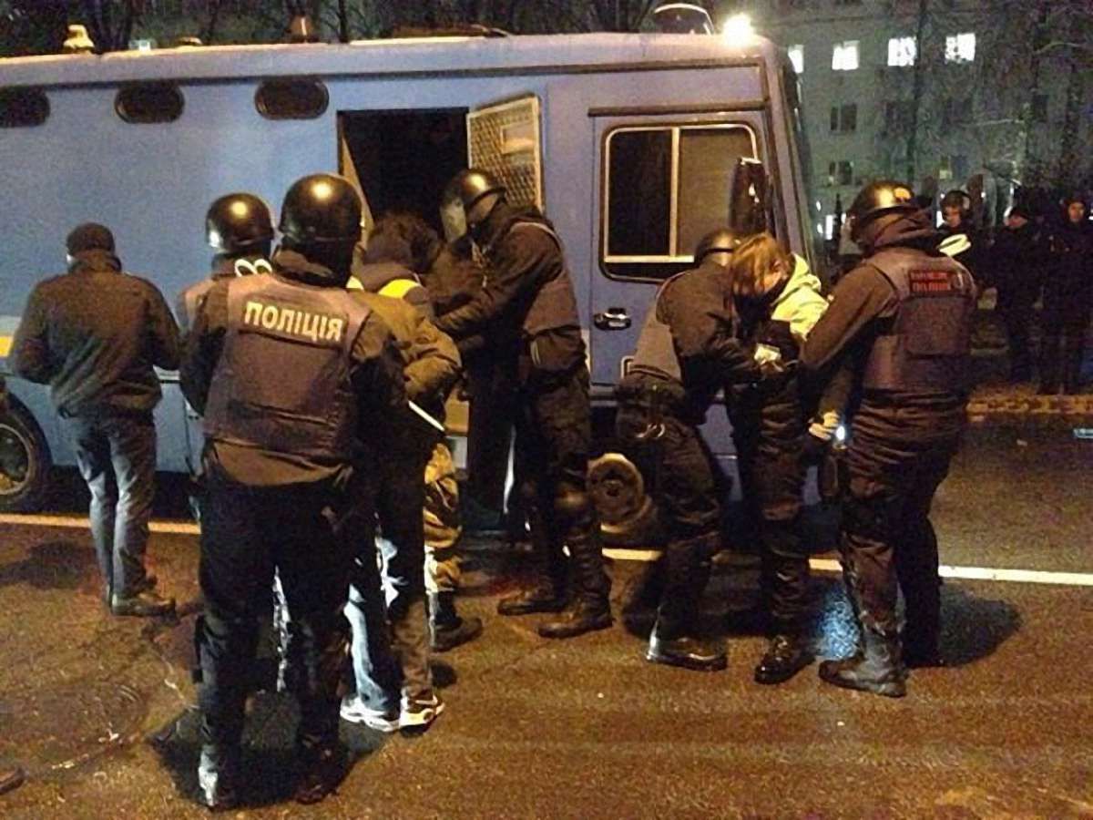 Під будівлею МВС у Києві сталися сутички між учасниками смолоскипної ходи і поліцією
