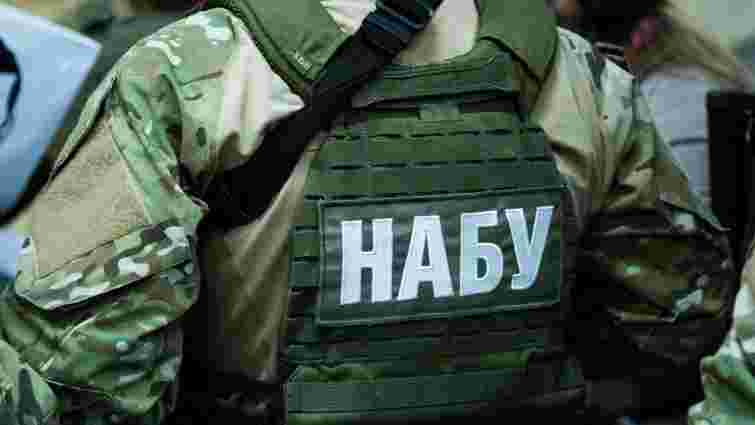 Агента НАБУ затримали при спробі дати хабара чиновниці ДМС України