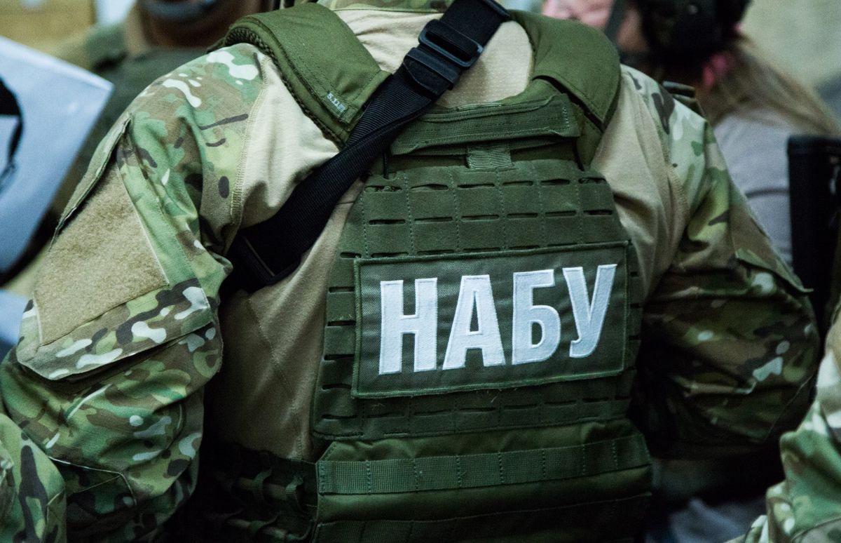 Агента НАБУ затримали при спробі дати хабара чиновниці ДМС України
