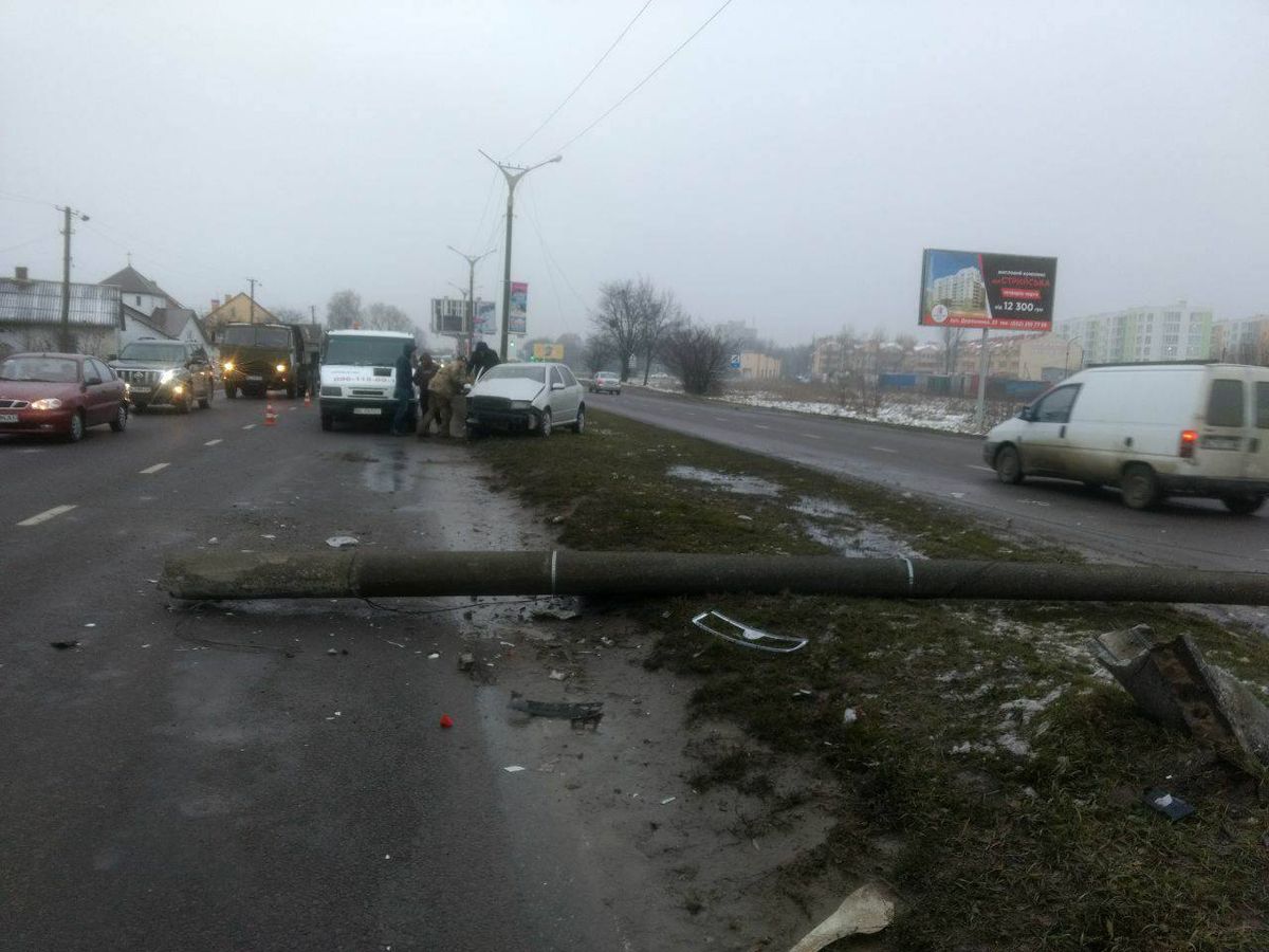 У Львові водійка перевищила швидкість і збила електроопору