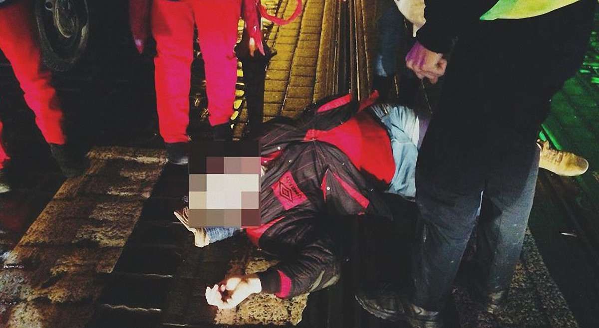 Львівські патрульні надали домедичну допомогу чоловікові, якого на «зебрі» збила автівка