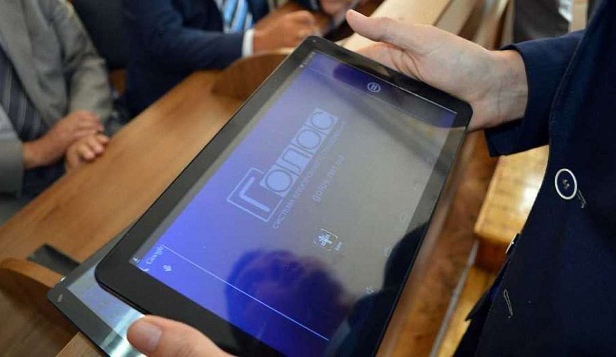 В Яремчі міські депутати відмовилися від планшетів на сесіях