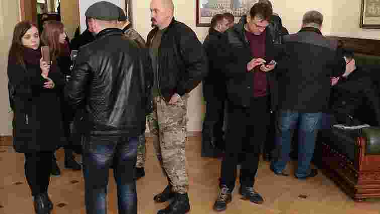 Близько сотні чоловіків заблокували приймальню мера Львова