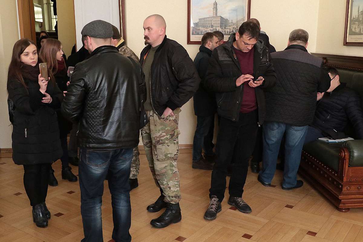 Близько сотні чоловіків заблокували приймальню мера Львова