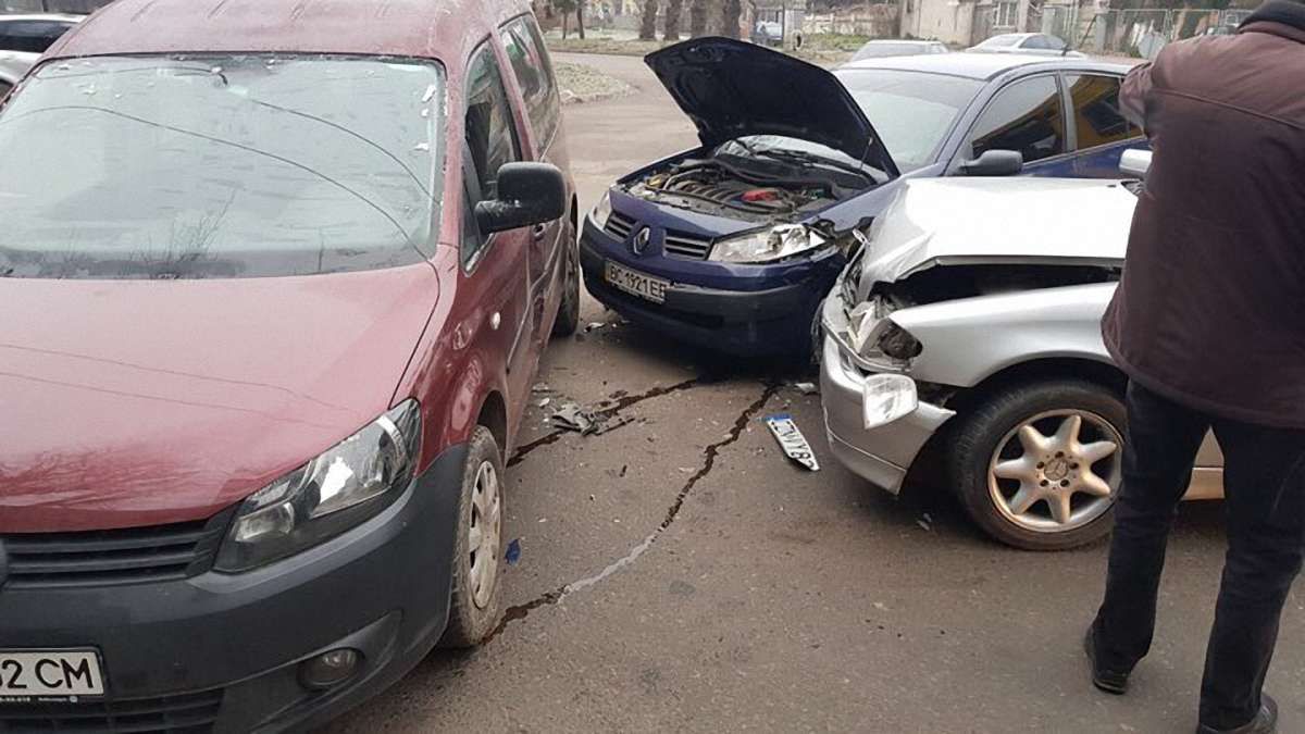 У Львові сталась ДТП за участі трьох автомобілів