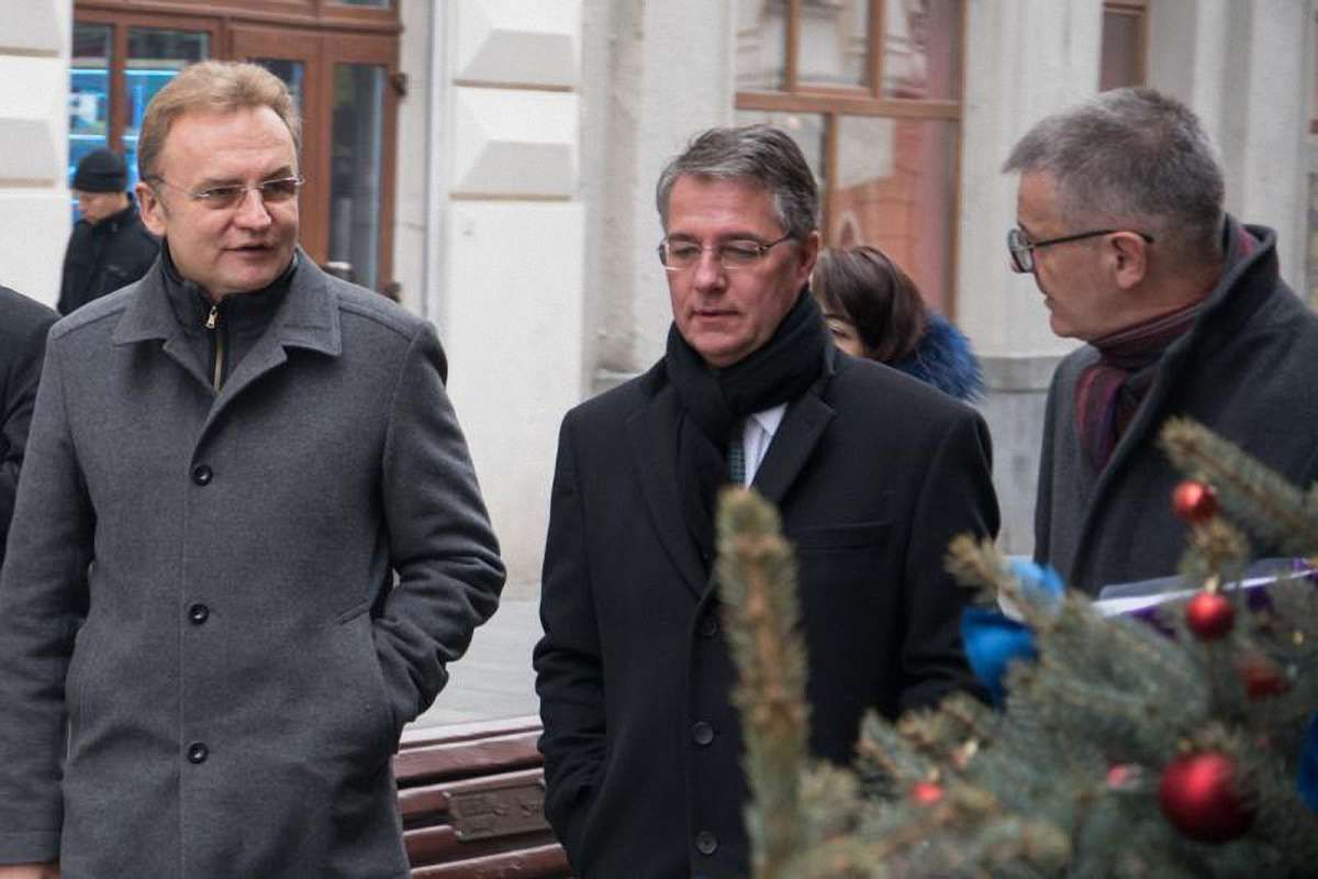 Мер Львова вручив держсекретарю Німеччини пам'ятну монету Князя Лева