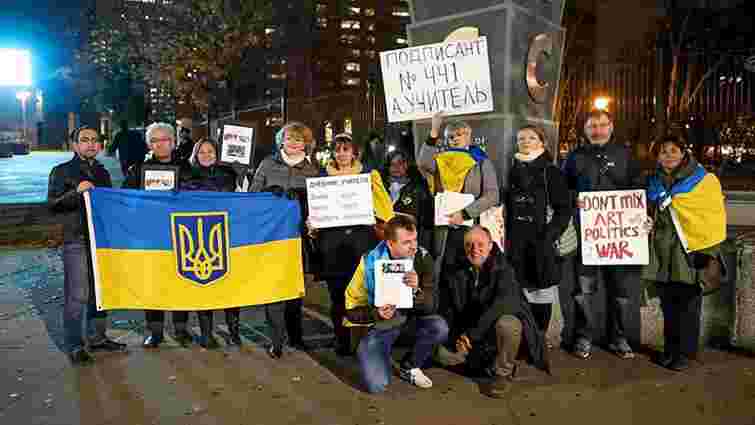 У Нью-Йорку протестували проти візиту кінорежисера з РФ, що підтримав анексію Криму