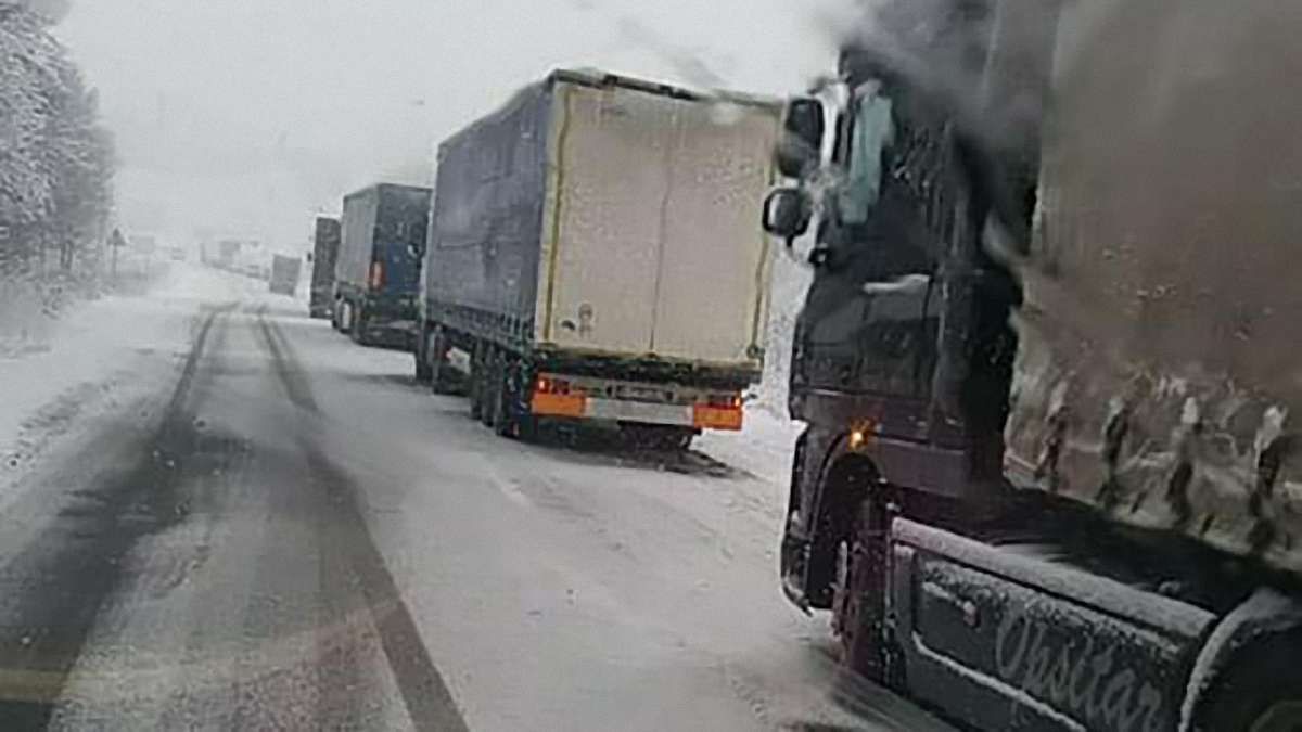 На Львівщині через негоду обмежили рух вантажного автомобільного транспорту
