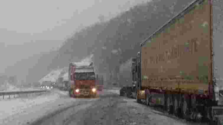 На Закарпатті через сніг утворилися кілометрові затори на трасах