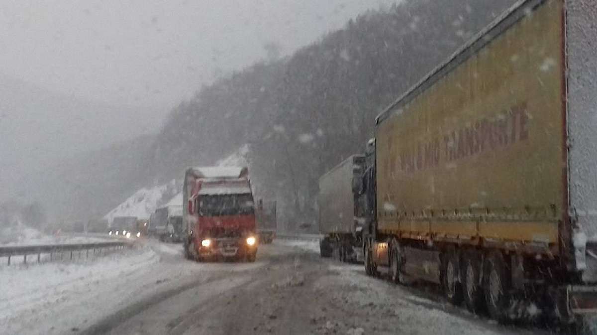 На Закарпатті через сніг утворилися кілометрові затори на трасах
