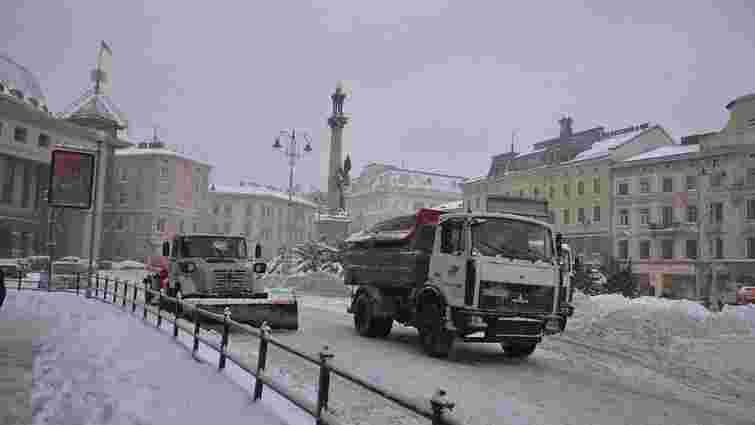 Через сильні снігопади у Львові запровадили посилений режим роботи снігоприбиральної техніки